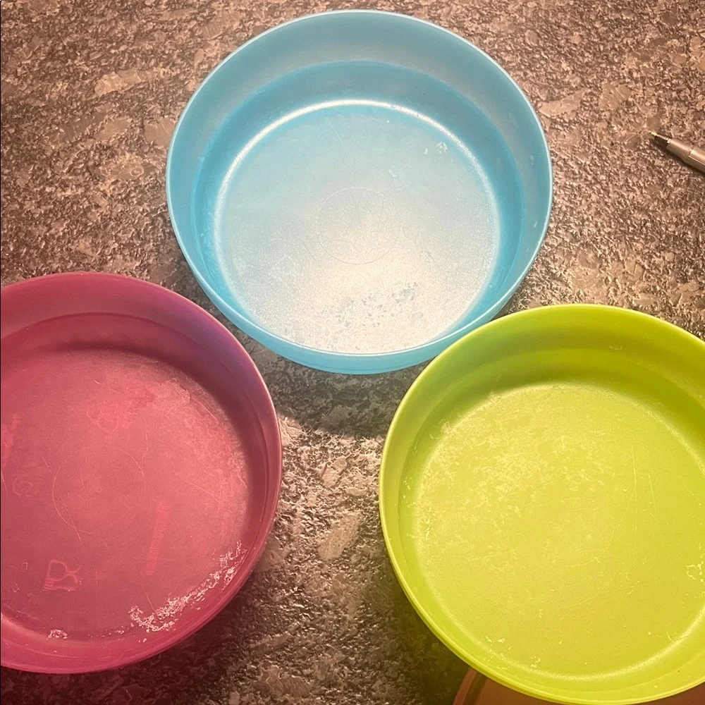 Set of 3 Tupperware covered Colorful microwave Containers. Reheatable